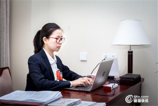 李薇.png