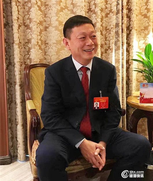 李伟.jpg