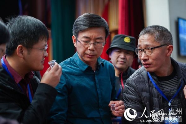 在一场活动中，由于出色的表现，李菁（中）还得到了人民网记者的采访.jpg