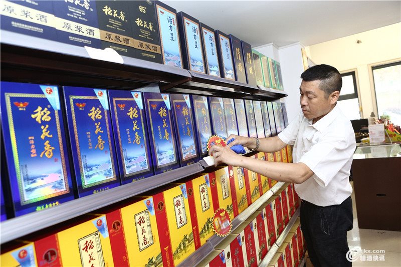 1、营销人员整理产品价格标签.JPG