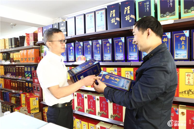 3、李强与客户交流产品销售情况.JPG