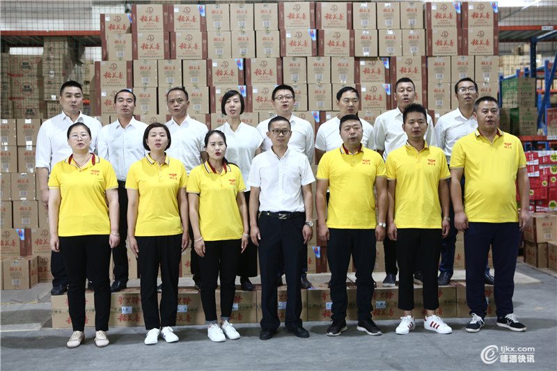 4、李强和他的业务团队.JPG