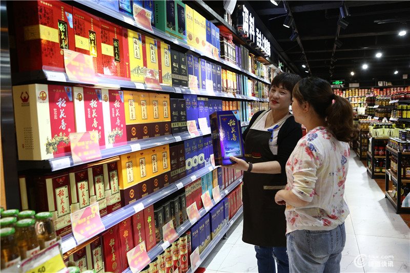 5、超市业代向消费者推介稻花香产品.JPG