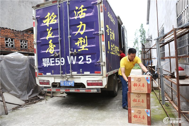 7、营销人员为客户送货到家.JPG