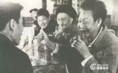 1970年初的茅台品评会，王绍彬、李兴发、许明德等在品酒。.png