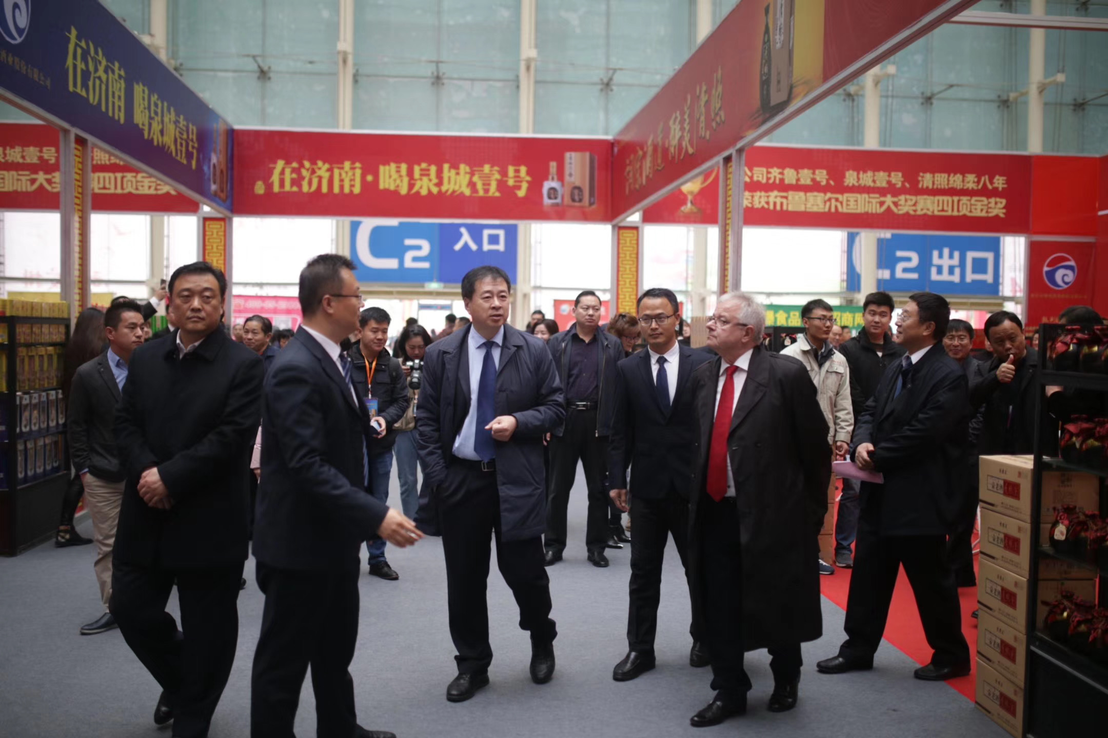 5山东国际糖酒会领导巡馆.jpg