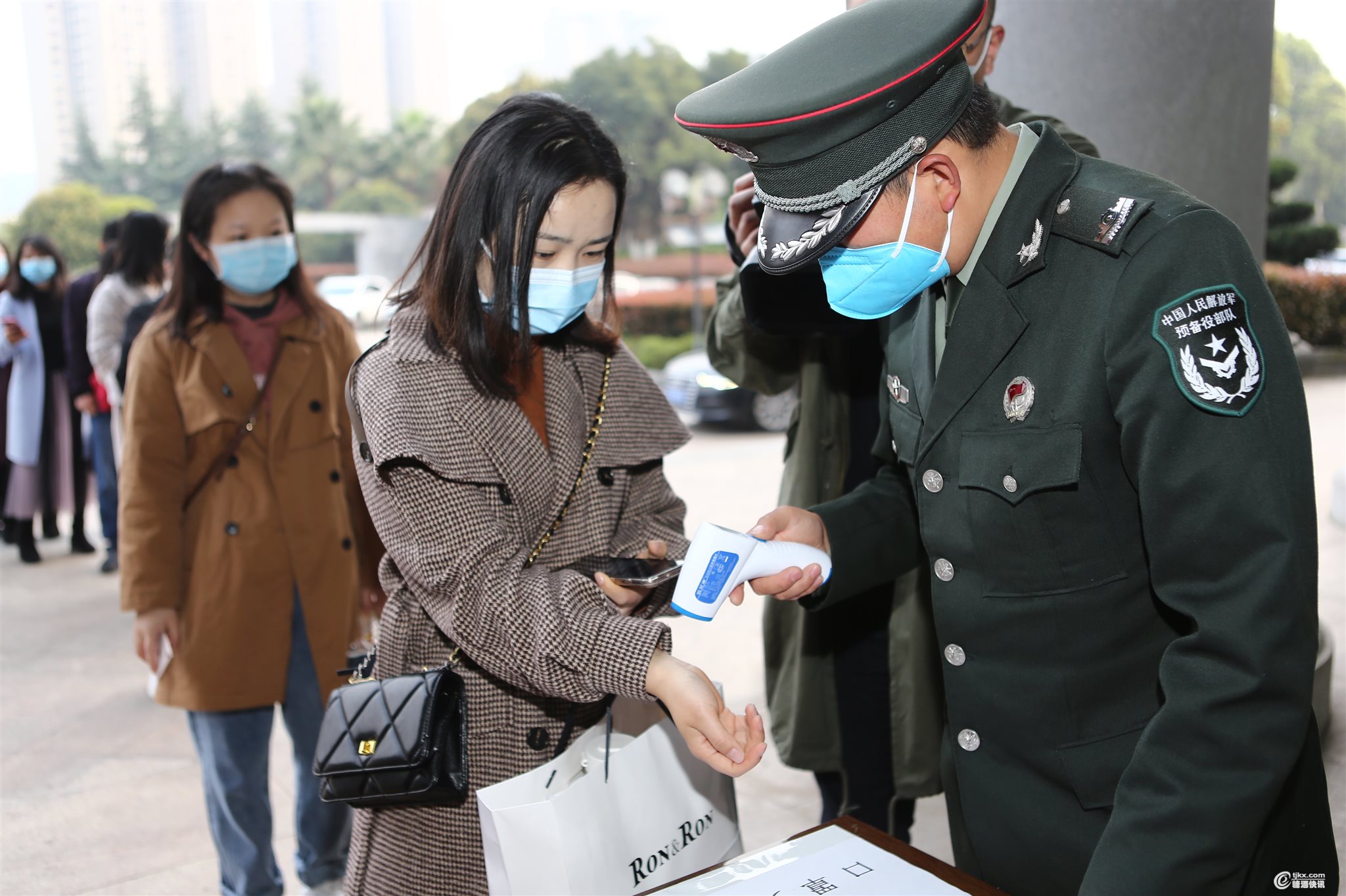 1、员工进行体温检测.JPG 1、员工进行体温检测.JPG