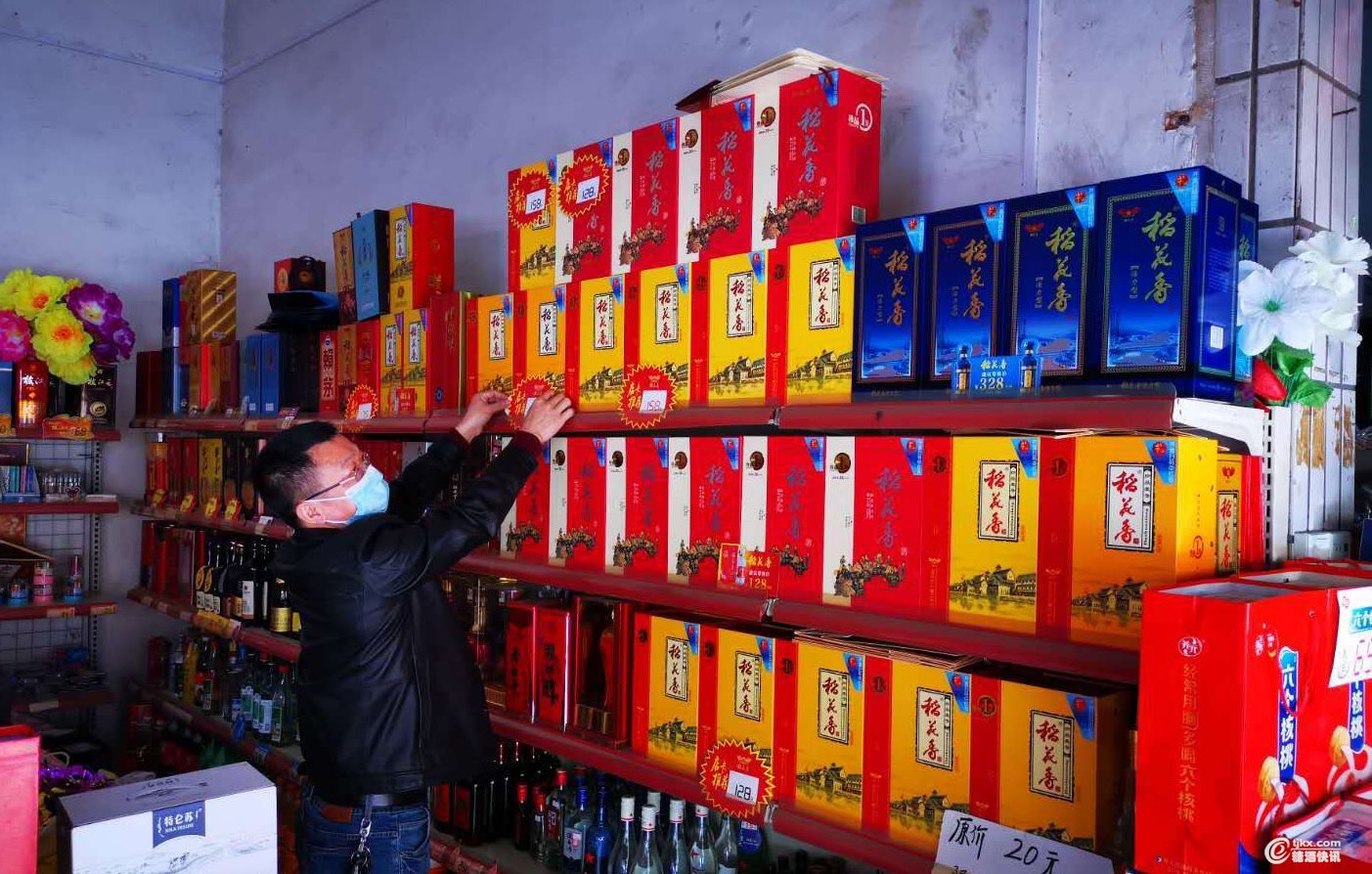 10、稻花香营销人员正在整理产品陈列.jpg 10、稻花香营销人员正在整理产品陈列.jpg