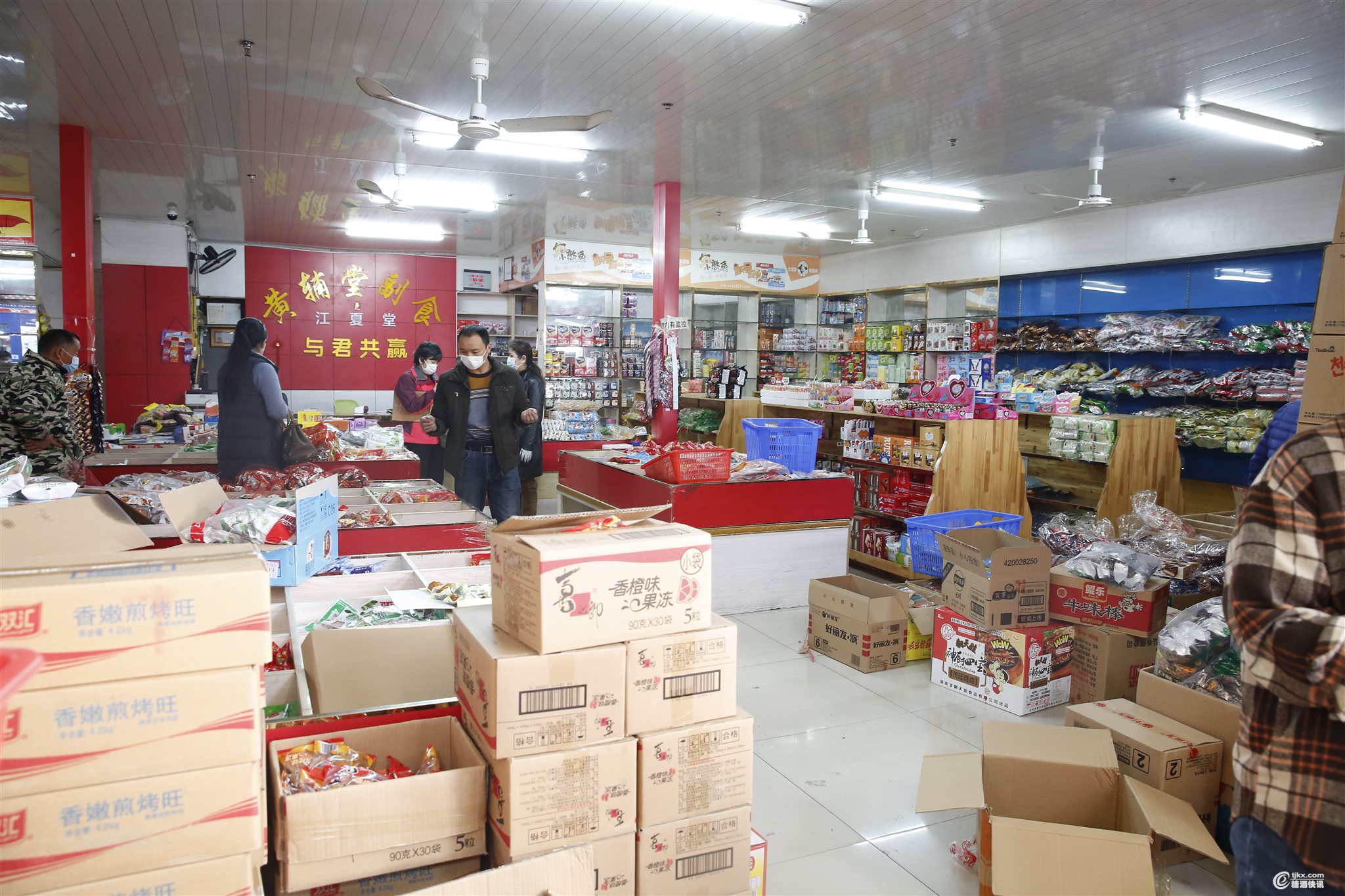 17、副食酒水区商户有序开门营业.JPG 17、副食酒水区商户有序开门营业.JPG