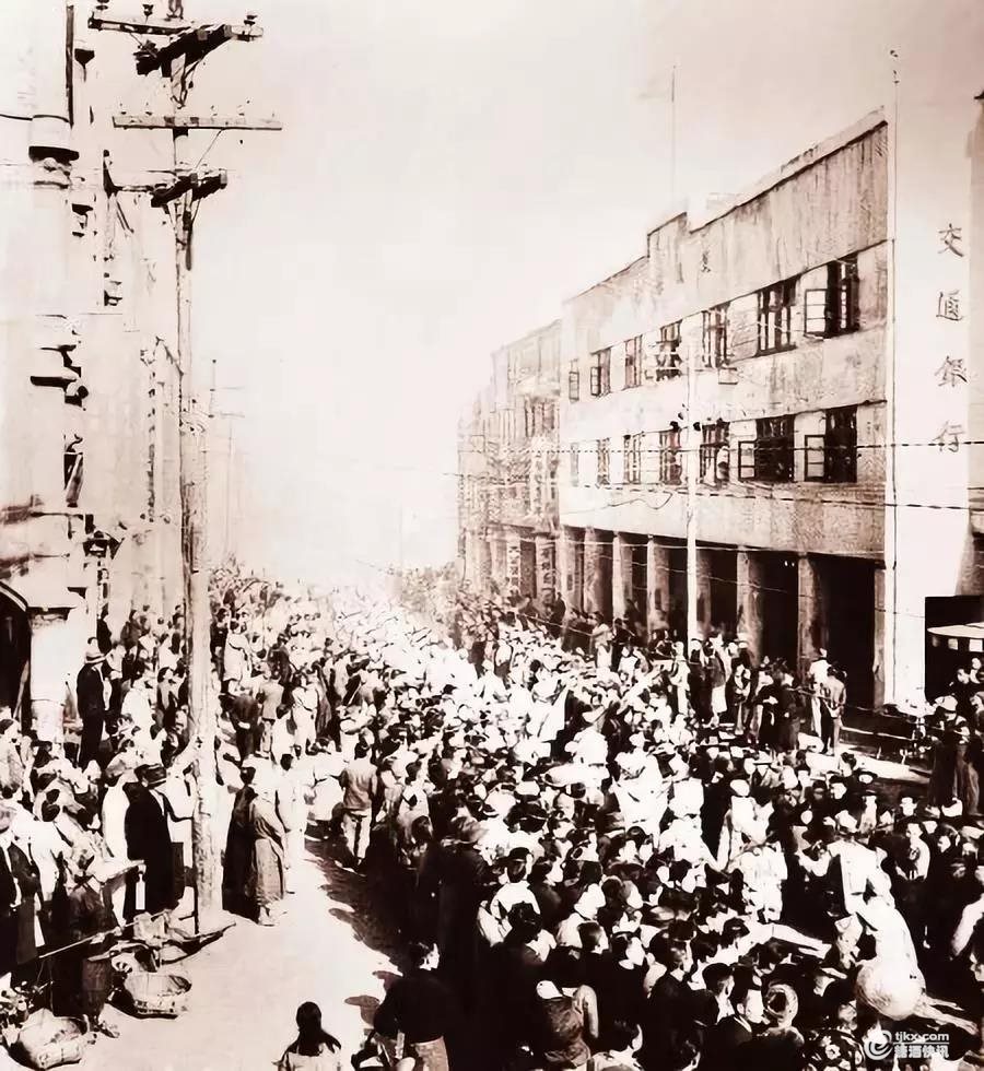 贵阳市民夹道欢迎.jpg