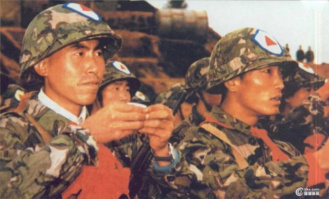 对越战争中为出征战士敬壮行酒.jpg