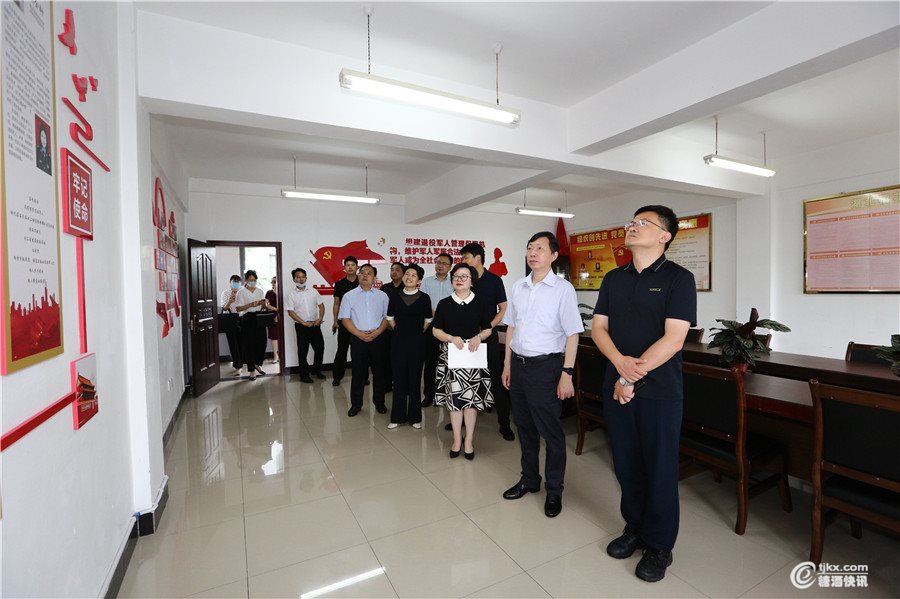 8、出席仪式的领导参观工作站.jpg
