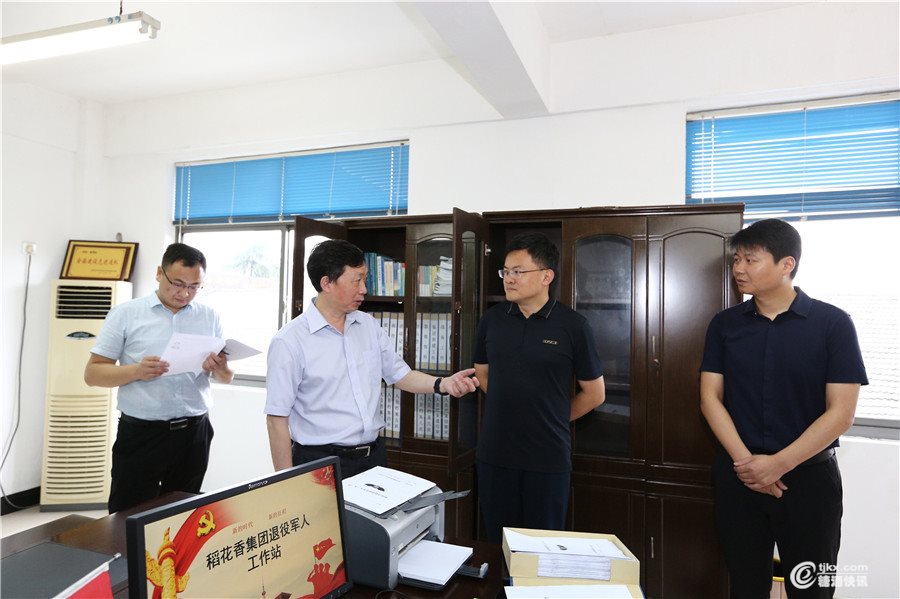 9、出席仪式的领导参观工作站.jpg