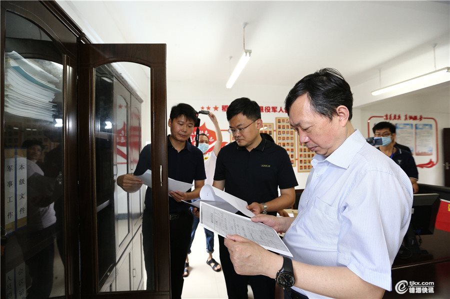 10、出席仪式的领导查阅工作站资料.jpg