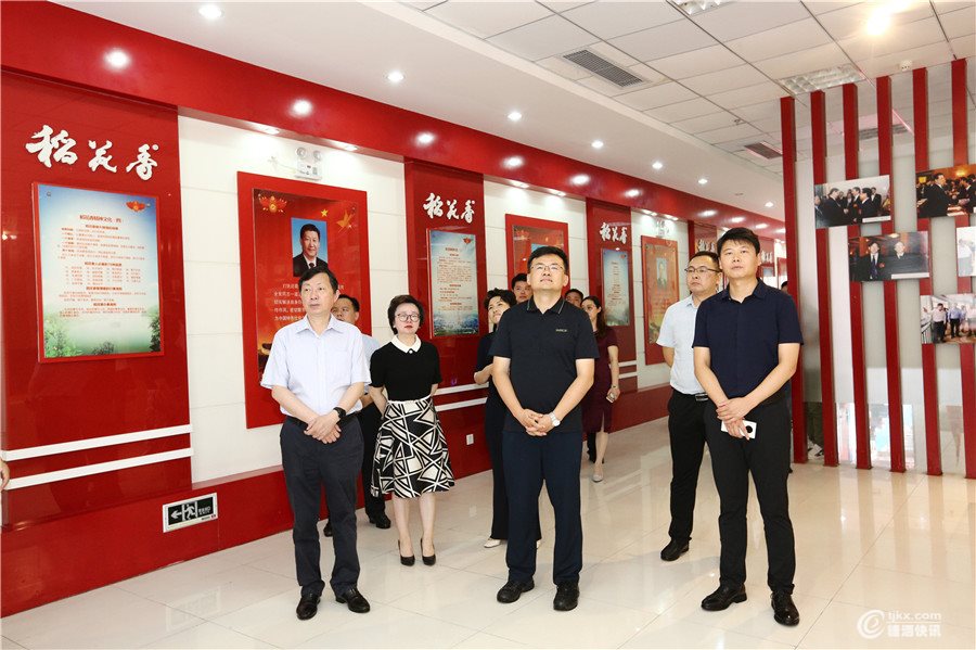 11、出席仪式的领导参观工作站图书室.jpg