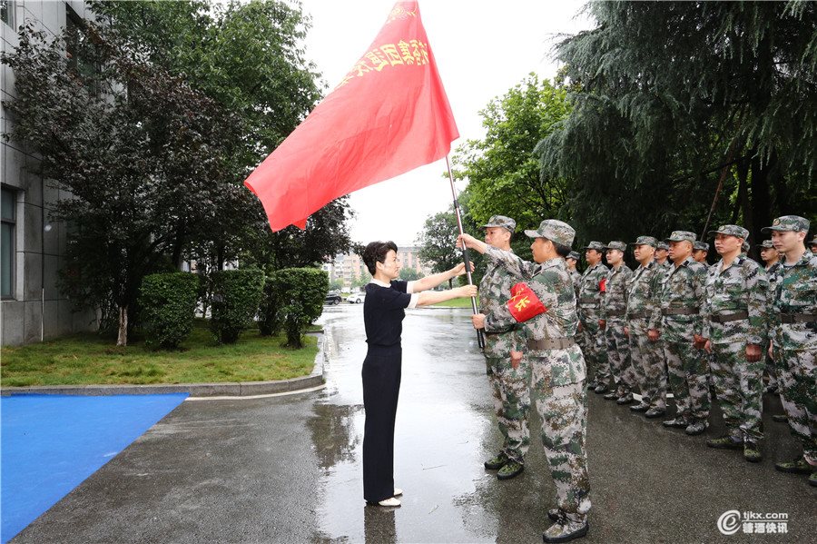 5、万犁昌为稻花香集团退役军人突击队授旗.jpg