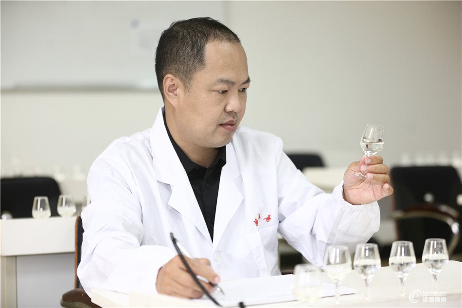 1、陈小林查看酒样成色.jpg