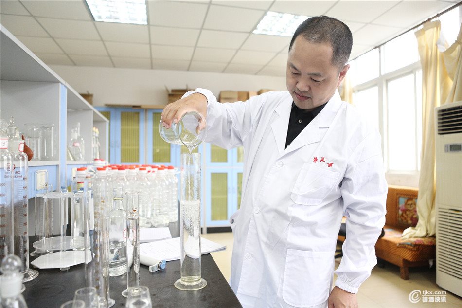 3、陈小林对酒样进行调味.jpg