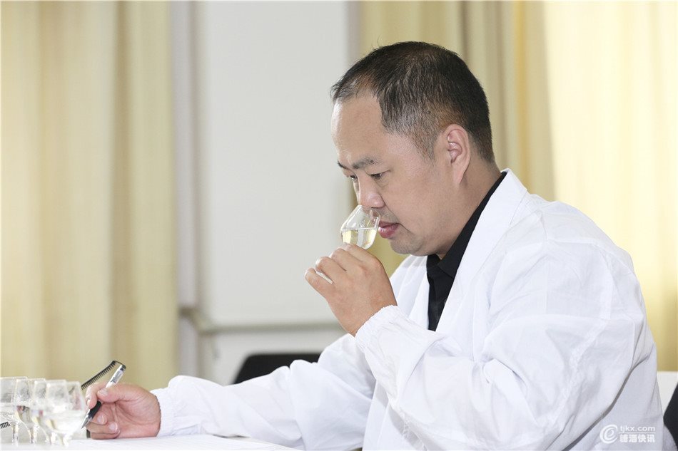 4、陈小林品评酒样.jpg