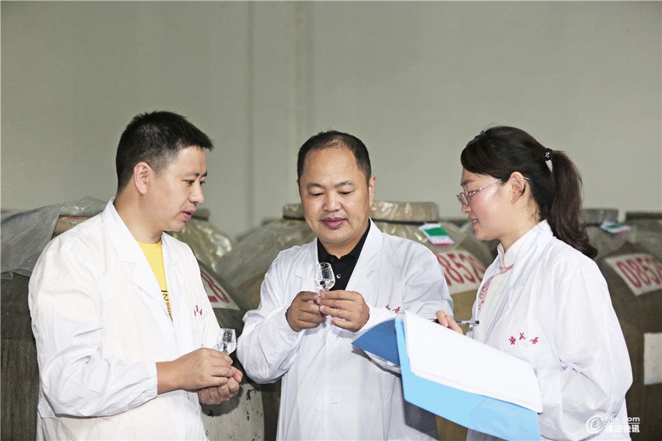 5、陈小林指导技术员选取基酒.jpg