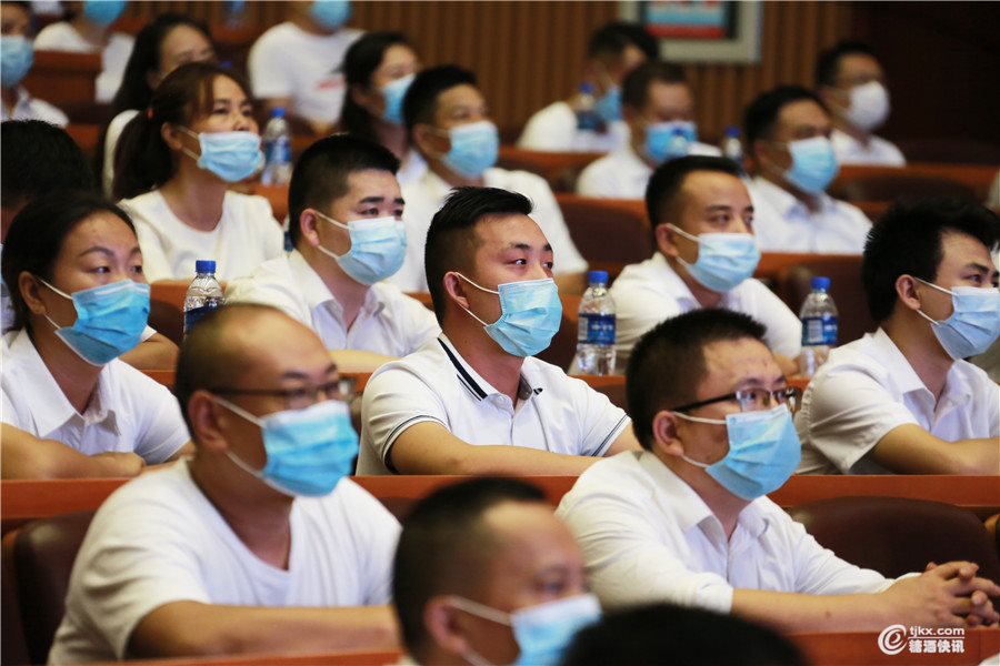 15 与会人员认真聆听.jpg