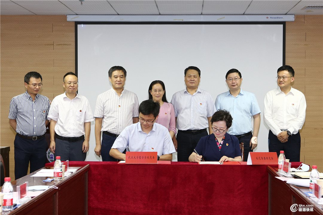 6 方丽华（前排右）与刘义胜（前排左）代表双方签订合作协议.jpg