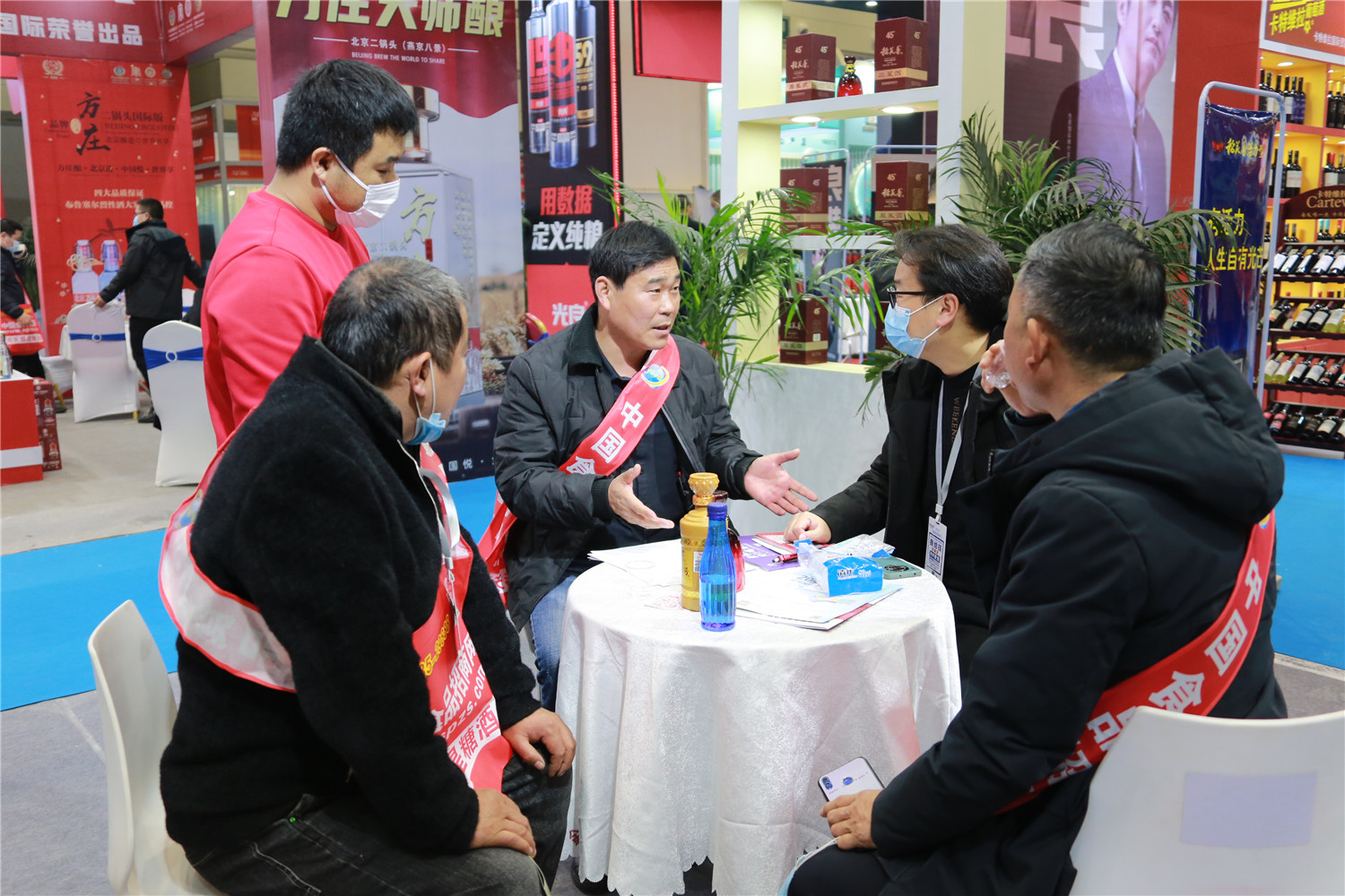11、与客户交流洽谈.jpg