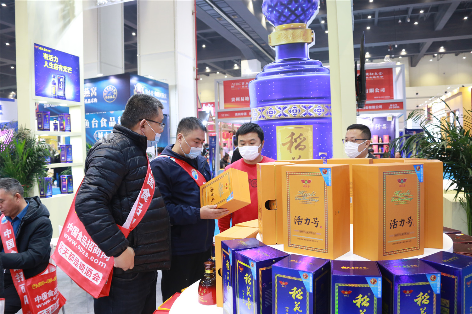 10、客商参观稻花香展厅.jpg